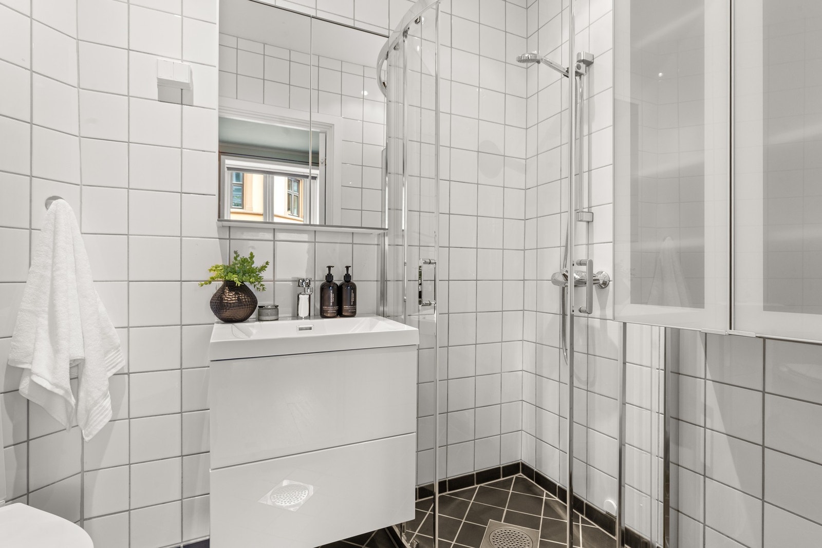 Flislagt bad med dusj, wc og vask Galleribilde