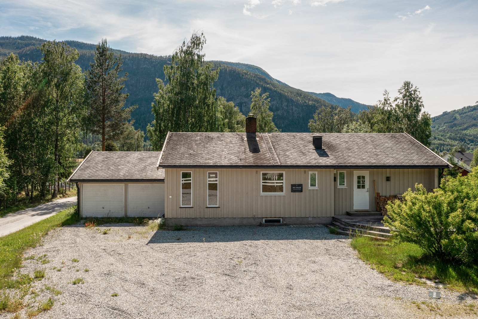 Det er god plass til parkering både i dobbel garasje og ellers på tomten. Galleribilde