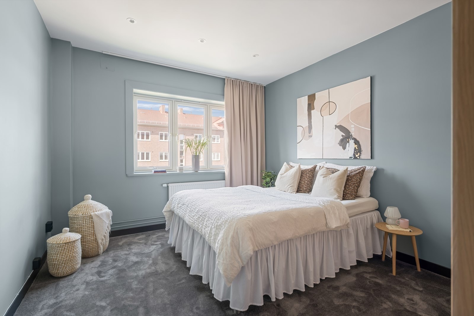 Hovedsoverommet er av god størrelse og er malt i en dus farge som gjør rommet lunt, perfekt for god nattesøvn. Galleribilde