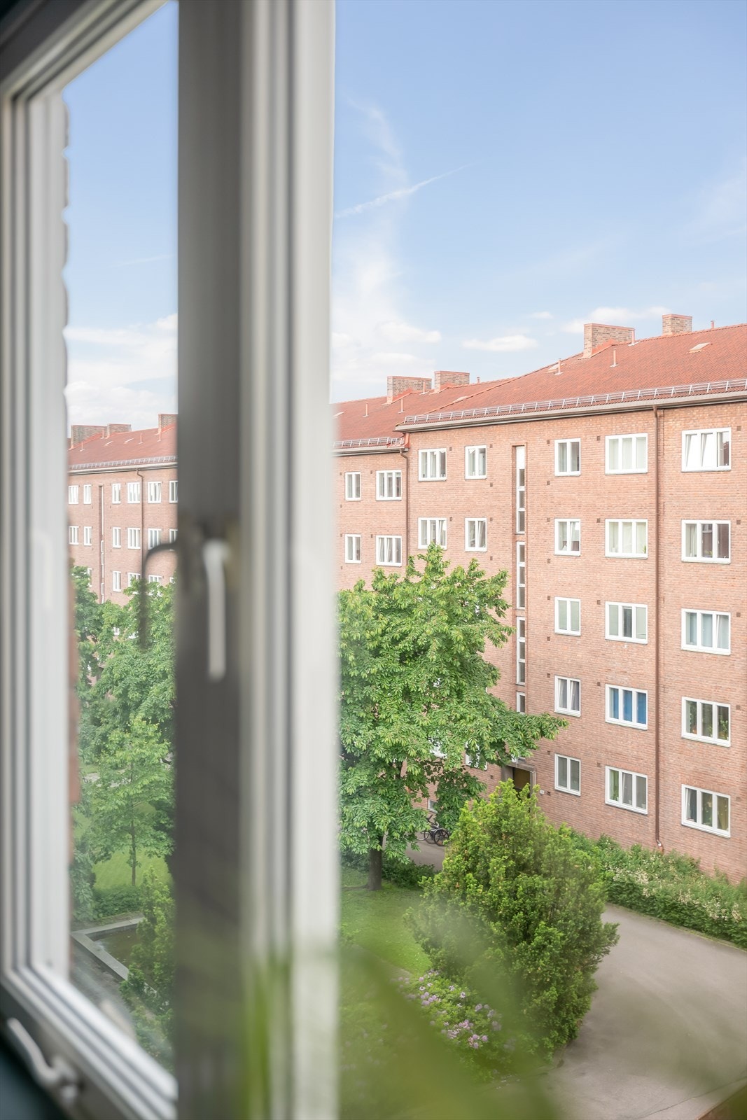 Begge soverommene vender mot borettslagets frodige og rolige bakgård. Galleribilde