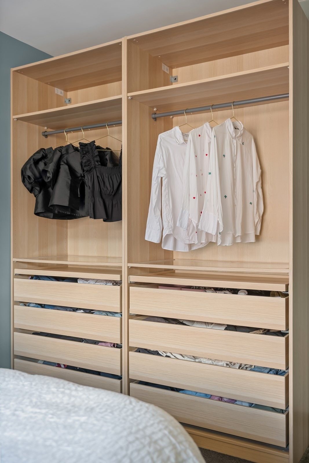 God plass til dobbeltseng, nattbord på begge sider samt en stor garderobe med rikelig av oppbevaringsplass. Galleribilde