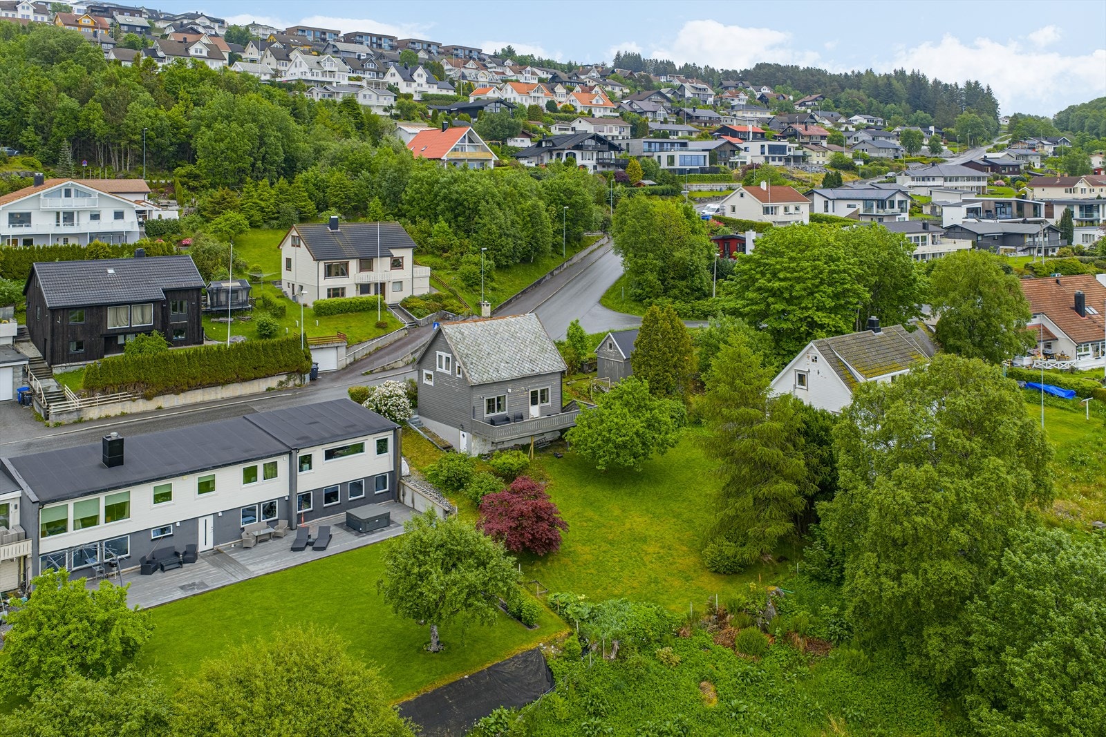 Nærområde -Eiendommen har stort potensiale på grunn av den store tomten og den sentrumsnære beliggenheten Galleribilde