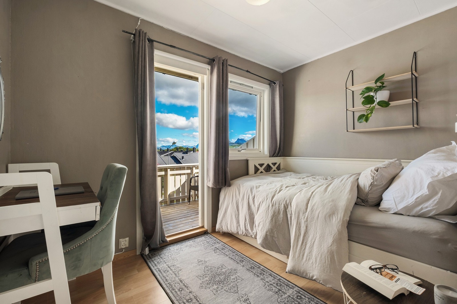 Soverom 3 med utgang til fin balkong på ca. 8 m². Galleribilde