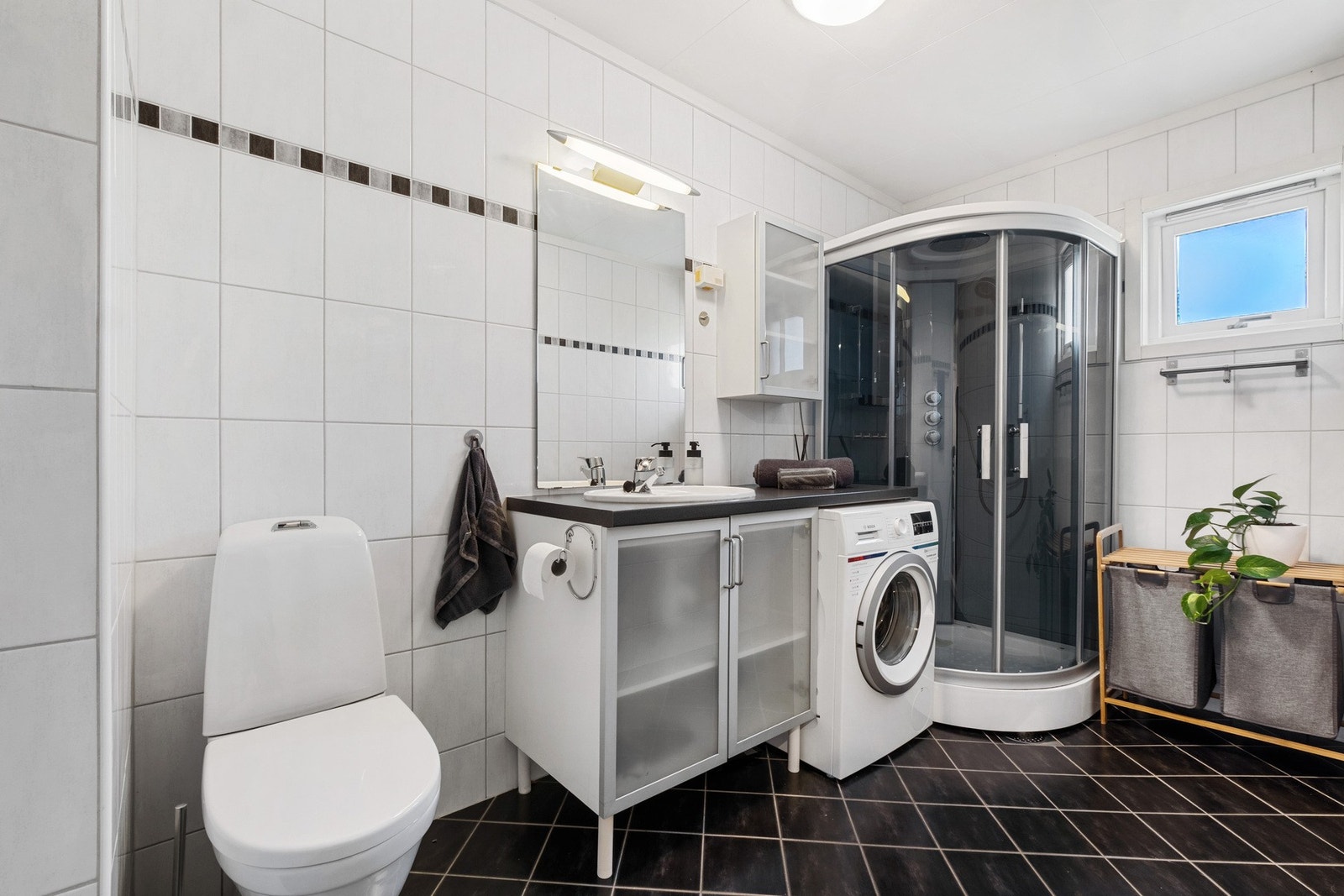 Badet i andre etasje har flislagt gulv med elektriske varmekabler. Galleribilde