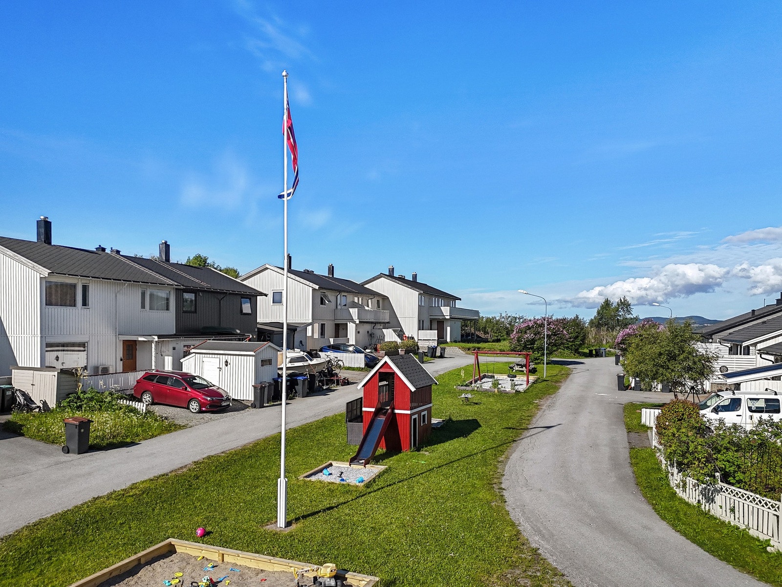 Nabolaget er svært barne- og familievennlig - med lekeplass og grøntområder like ved. Galleribilde