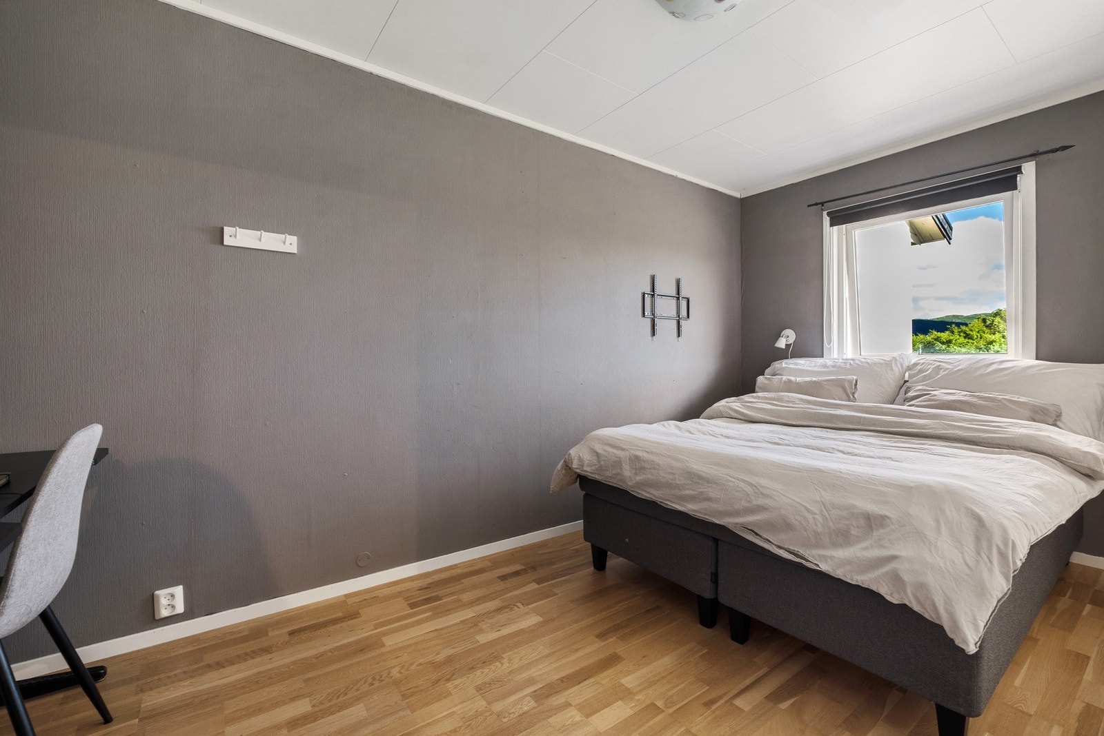 Soverom 2 med plass til både seng og skrivebord Galleribilde