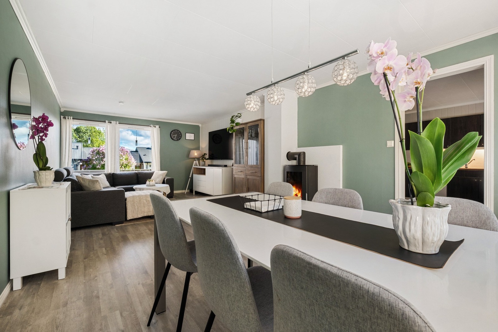 Stuen har god plass til både spisebord og en romslig sofagruppe. Galleribilde