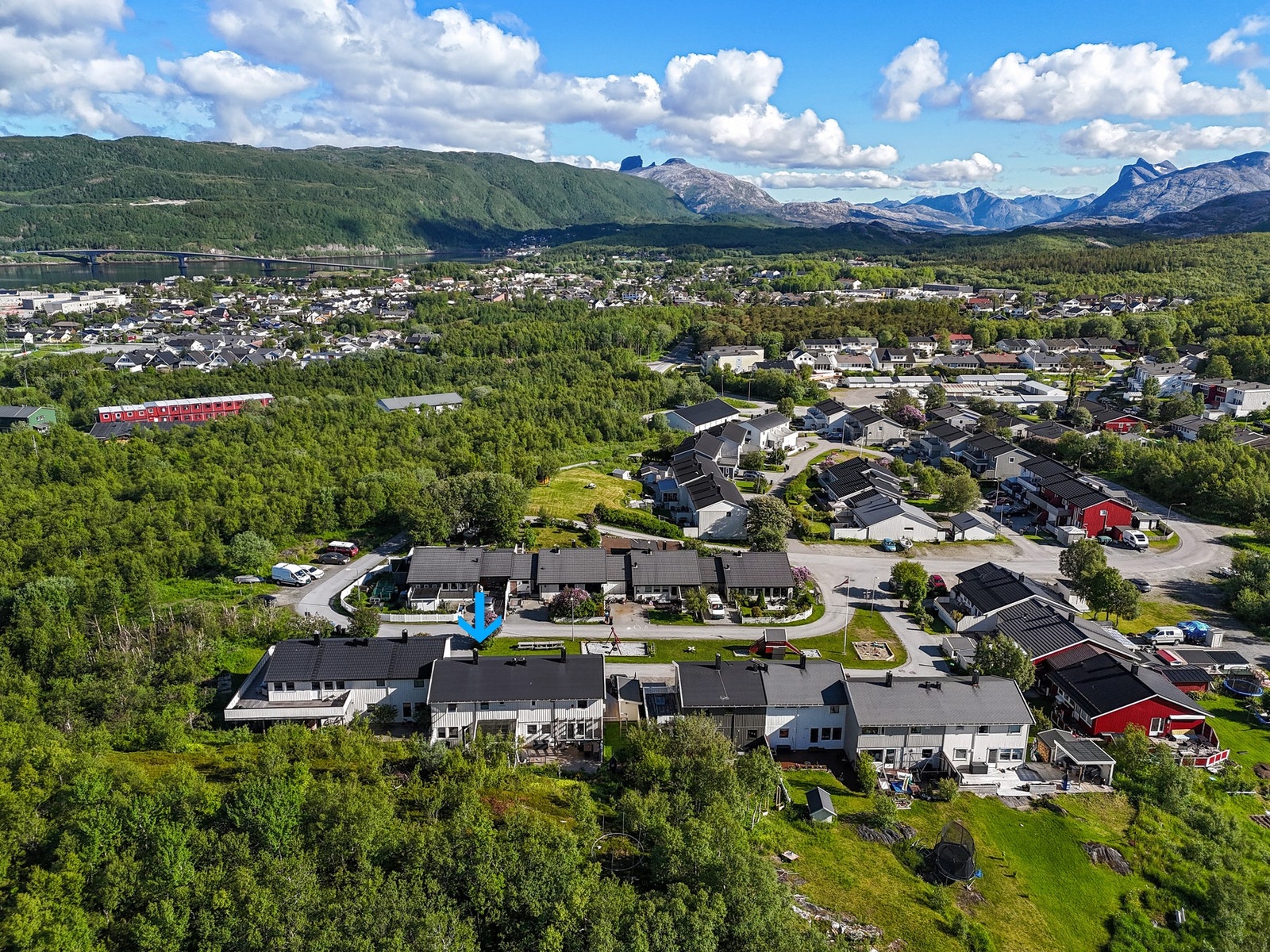 Eiendommen ligger i et veletablert barne- og familievennlig område på Tverlandet. Stille og rolige omgivelser "i enden av veien". Galleribilde
