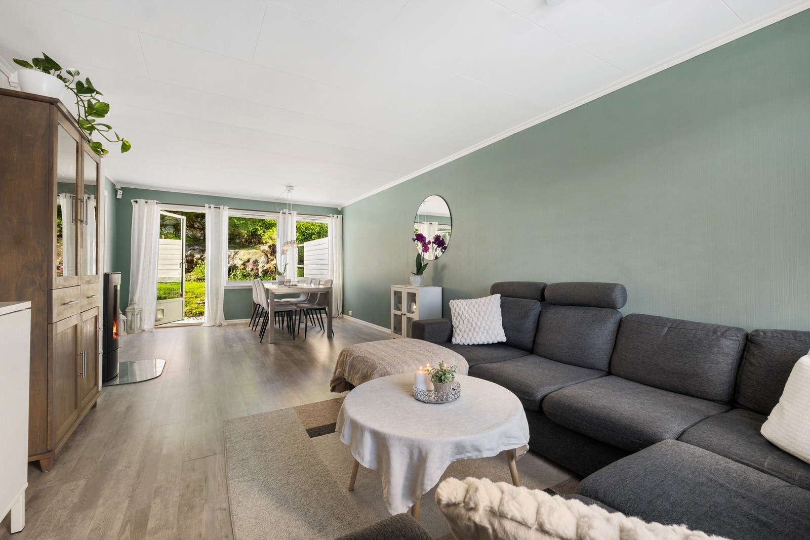 Gjennomgående, lys og innbydende stue med vedovn. Utgang til koselig, skjermet uteområde på baksiden med terrasse. Galleribilde