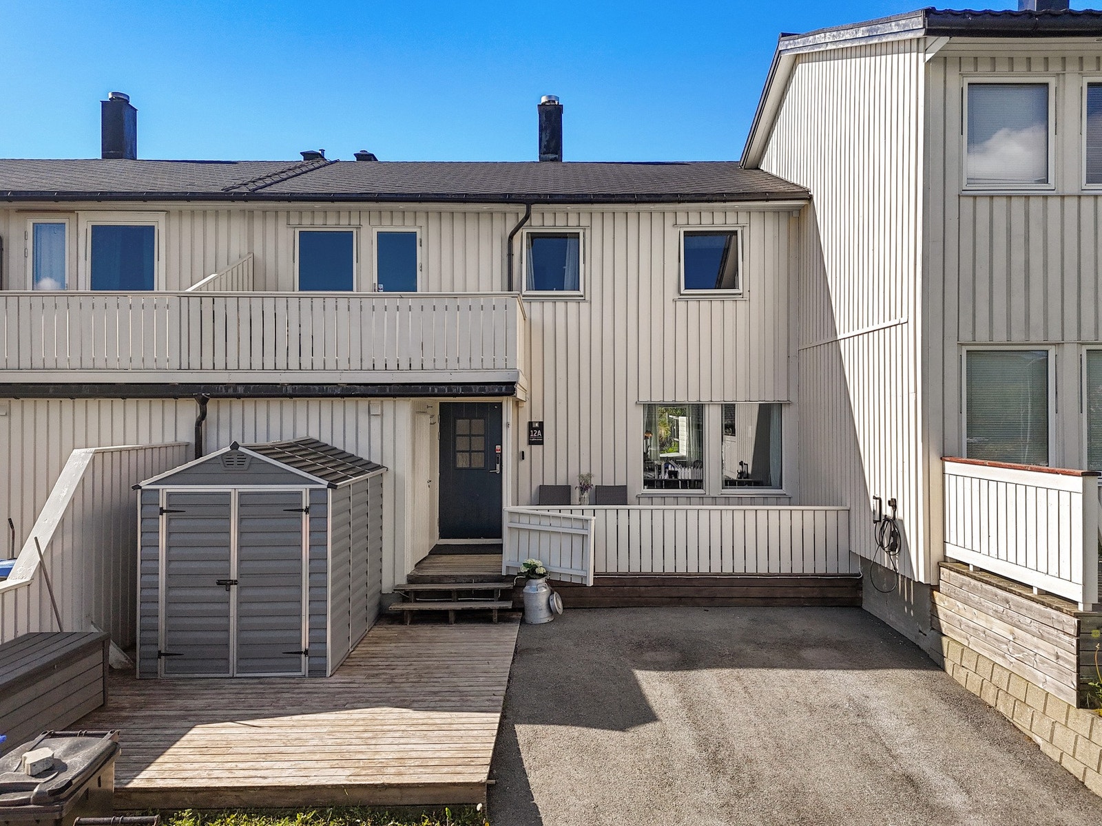 Inngangsparti med markterrasse/platting på cirka 22 m². Parkeringsplass m/ elbillader og praktisk utebod. Galleribilde