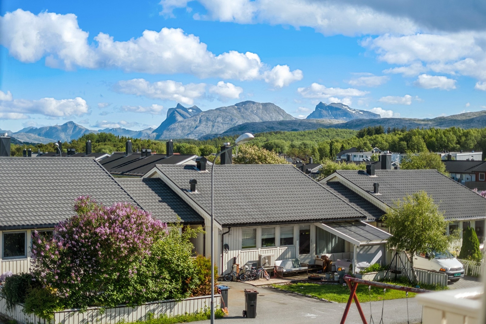 Fra eiendommen er det flott utsikt mot de omkringliggende fjellene. Galleribilde