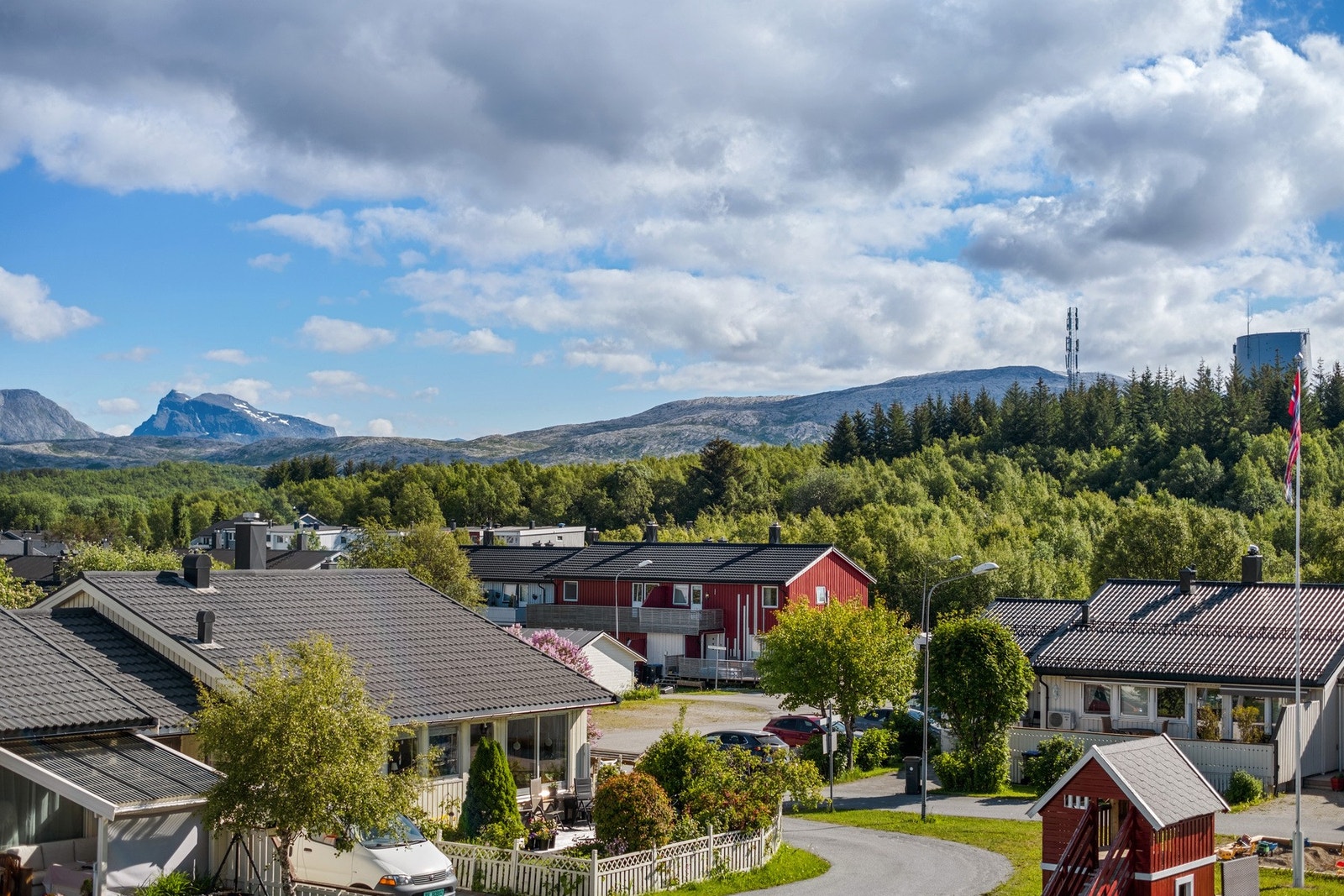 Eiendommen ligger i et rolig og veletablert boligområde på Tverlandet. Galleribilde