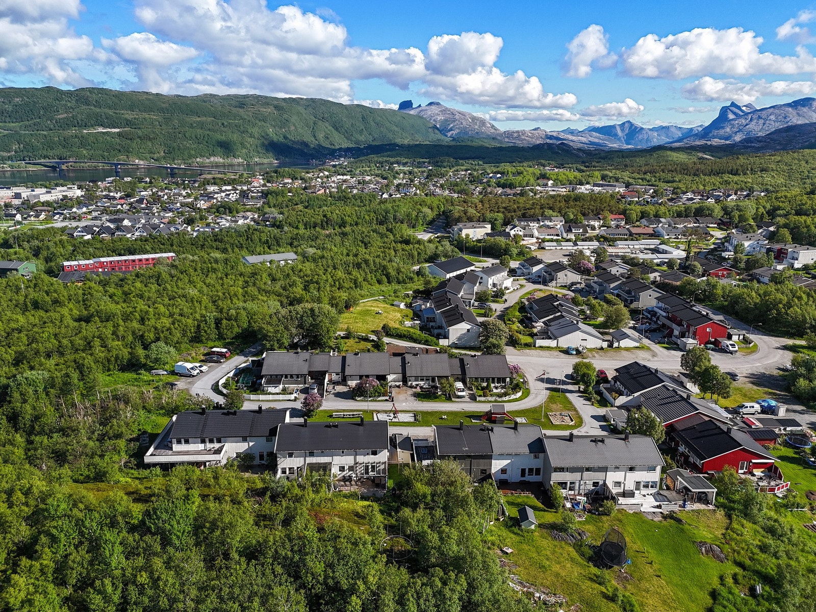 Kort vei til dagligvarebutikken Rema 1000 og bussholdeplass med gode forbindelser. Galleribilde