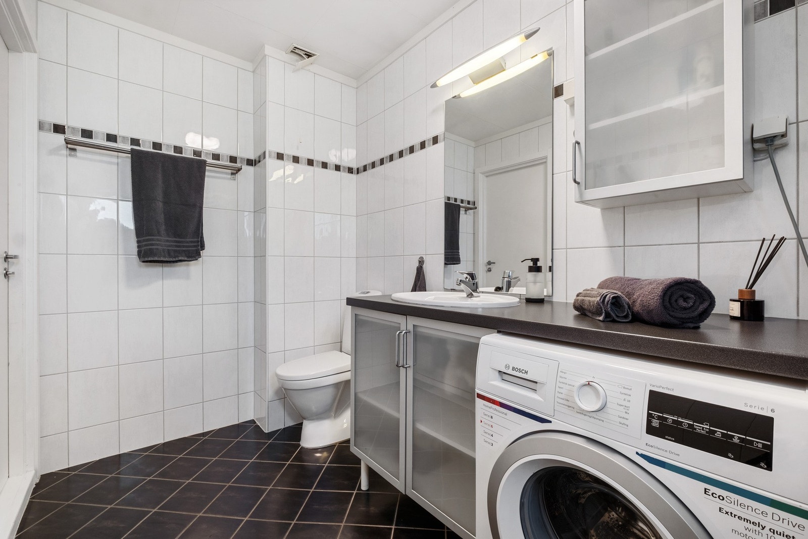 Det er opplegg for vaskemaskin på badet. Galleribilde