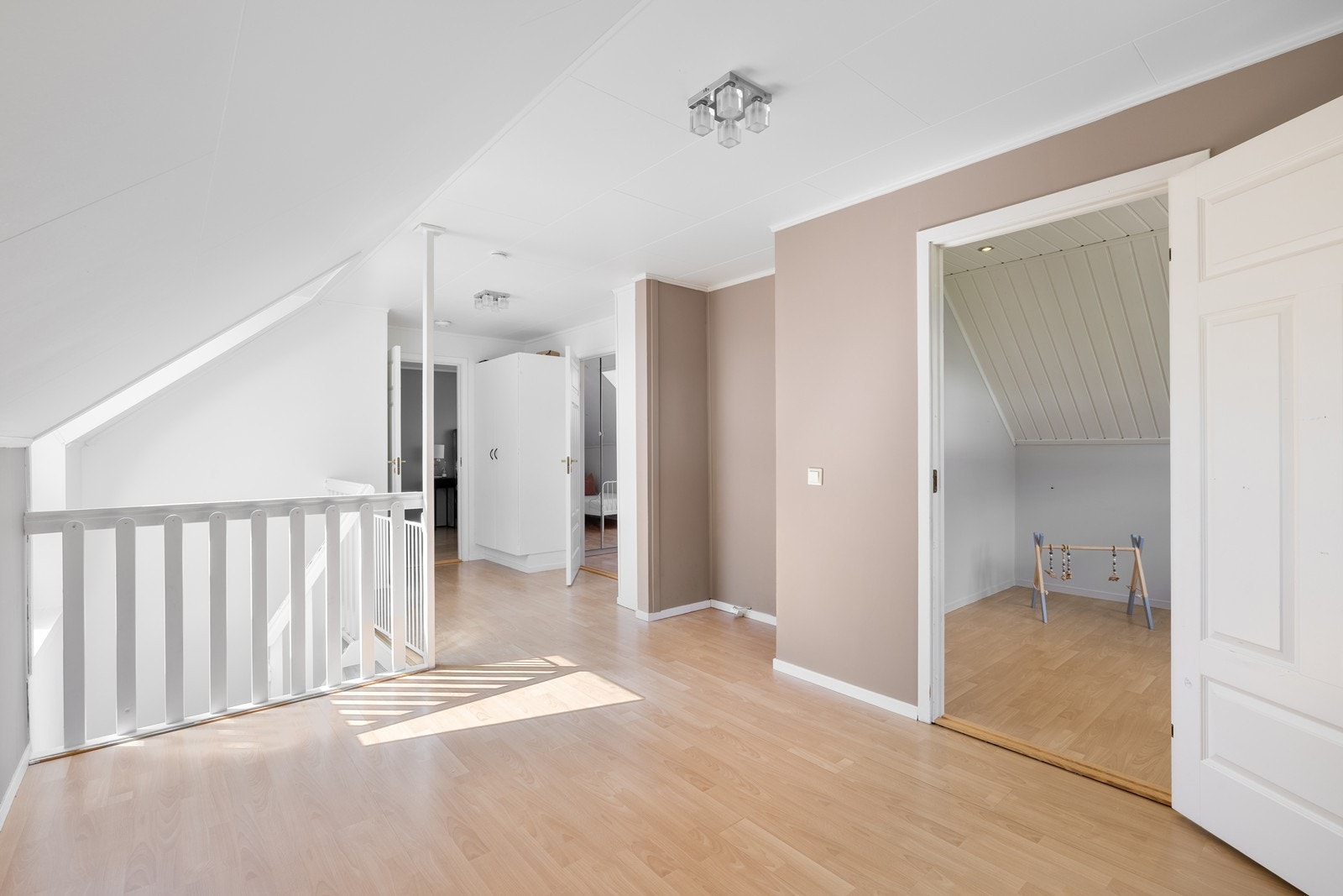 Etasjen har parkett og moderne fargevalg. Galleribilde