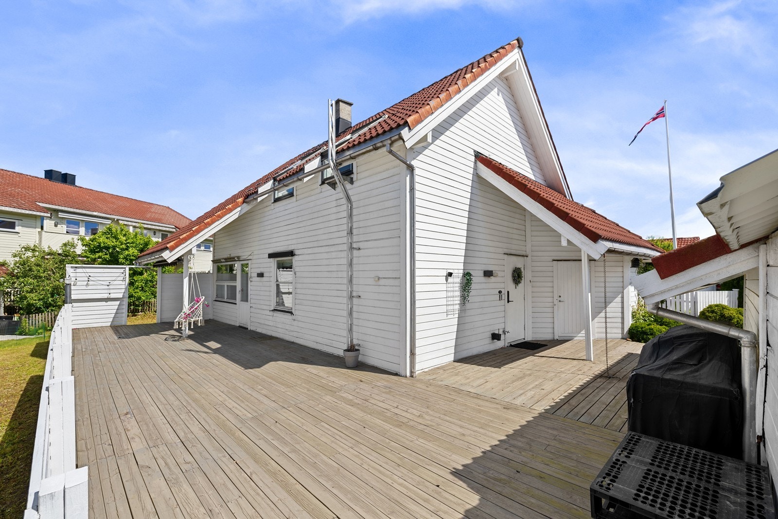 Ute venter en herlig, solrik og vestvendt terrasse på hele 75 m² Galleribilde