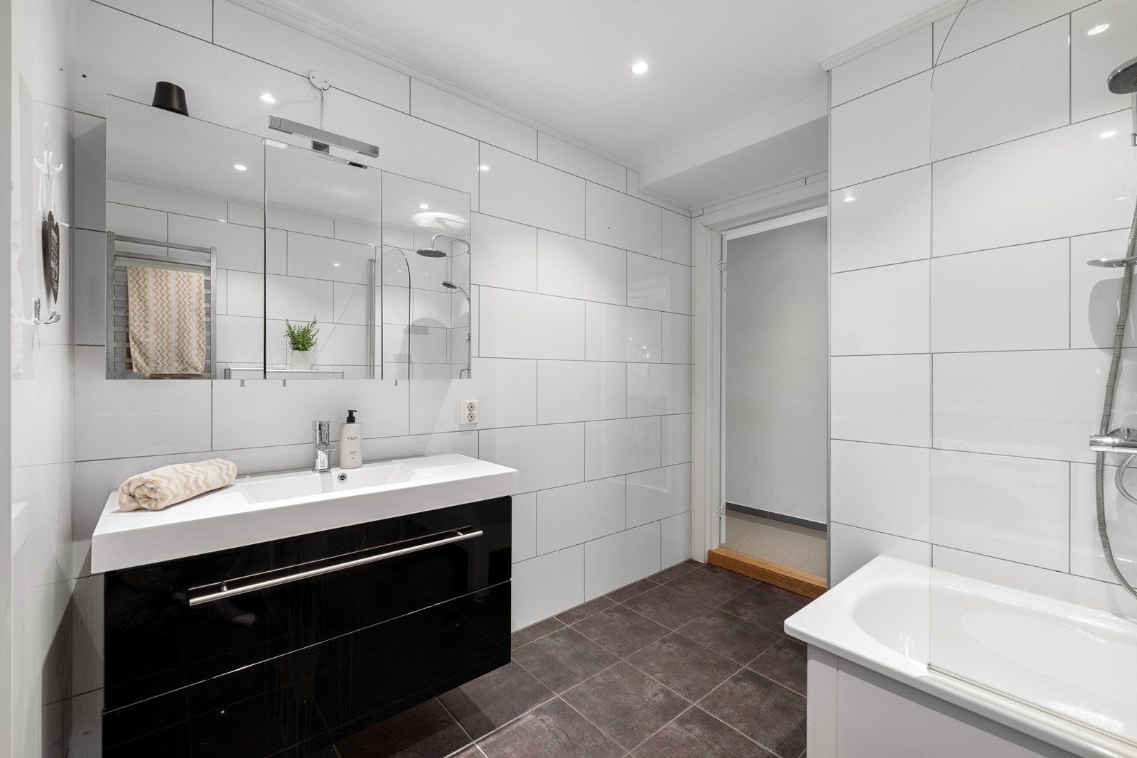 Bad 1 (1. etasje): Bad fra 2007 med moderniseringer fra 2014 (i henhold til informasjon fra tidligere eier). Badet har en innbydende standard med behagelig gulvvarme og downlights i taket. Galleribilde