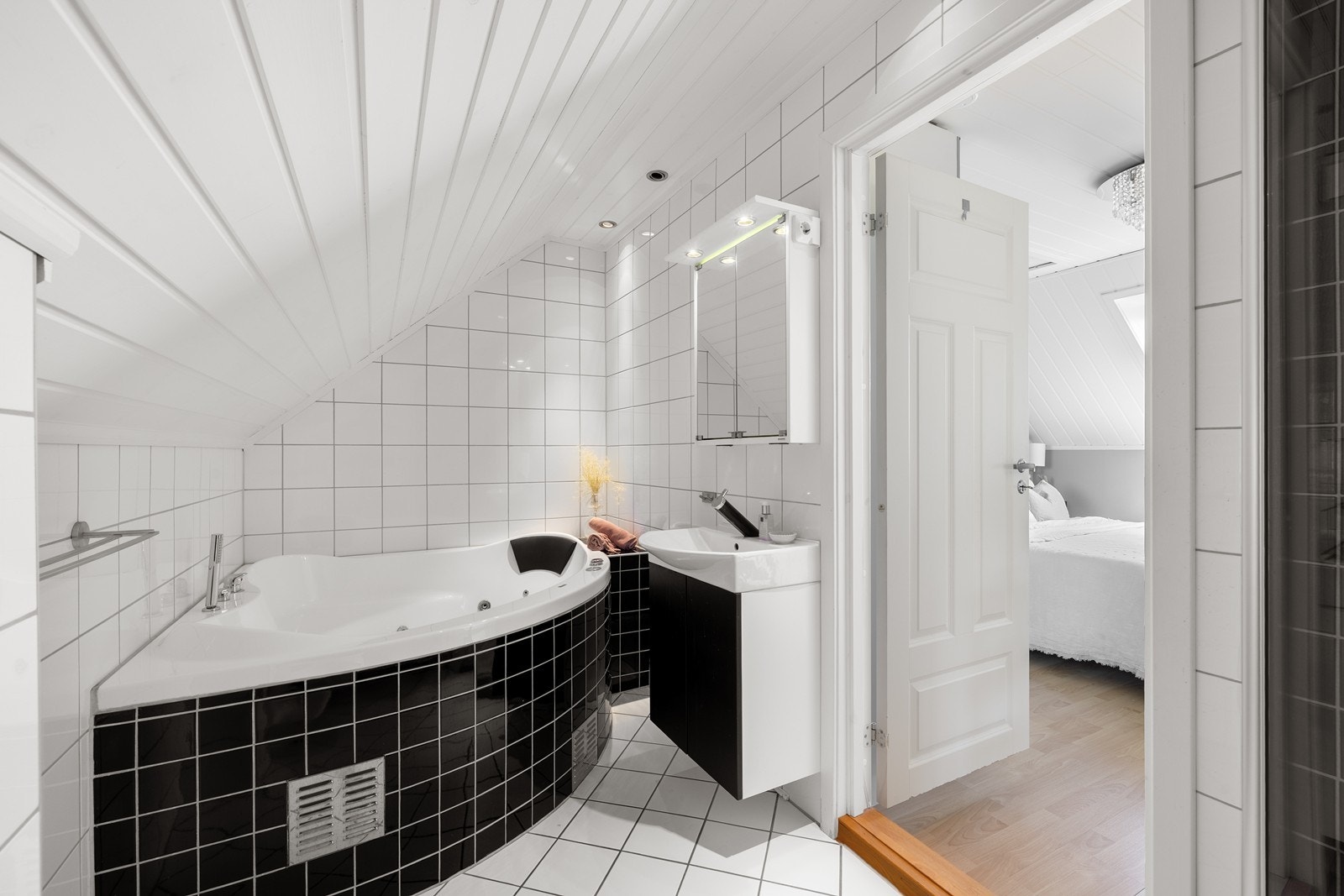 Bad 2 (2. etasje): Et romslig baderom med varmekabler og downlights. Galleribilde