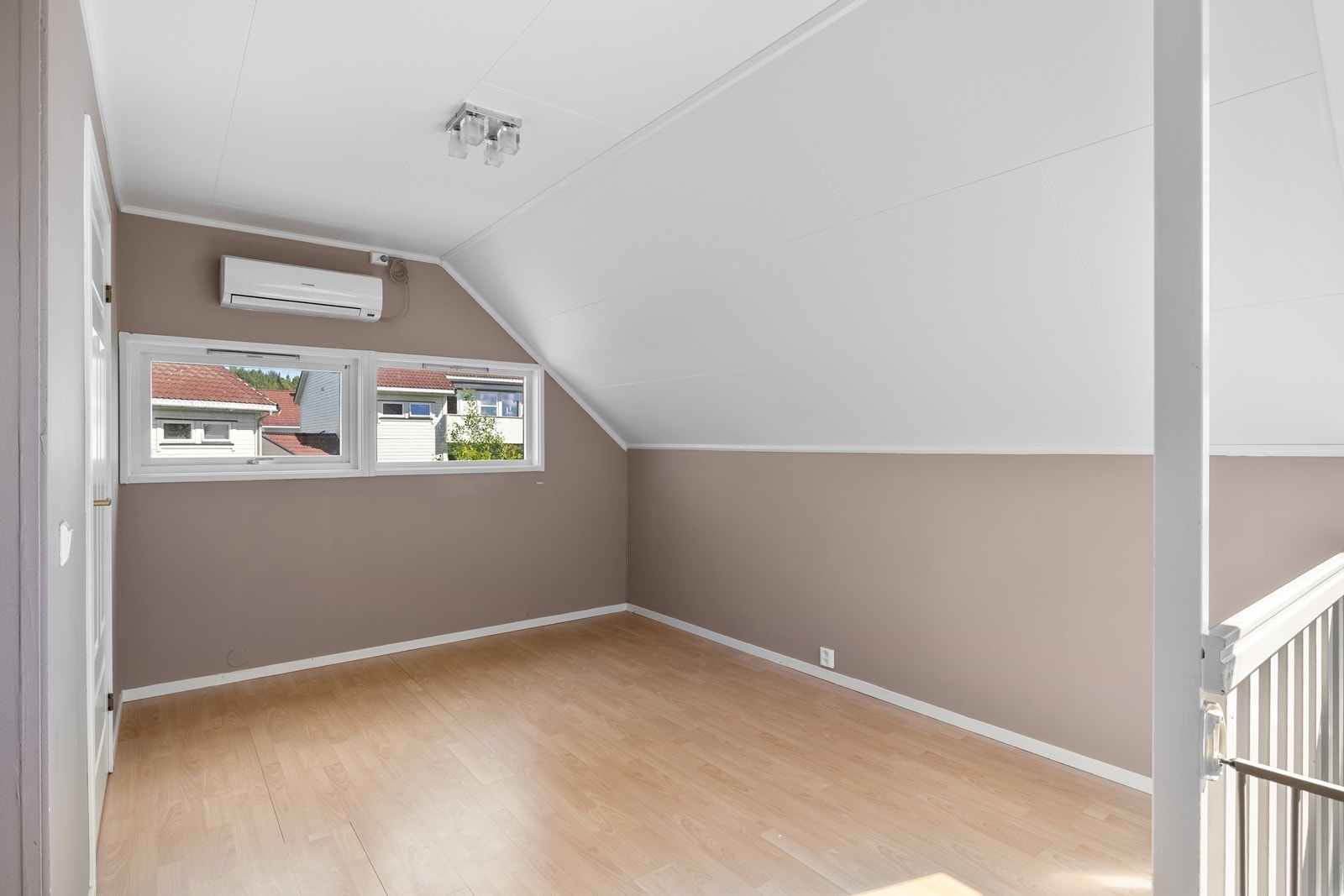 I andre etasje finner du i tillegg en ekstra, praktisk loftstue - en ideell sone for barna eller ungdommen i huset. Galleribilde