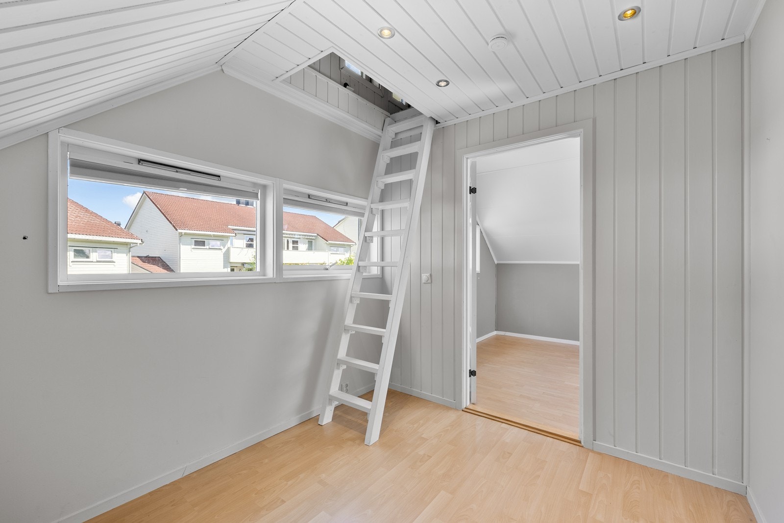 Ett av de øvrige soverommene har praktisk hems/loftsareal som gir ekstra god oppbevaringsplass. Galleribilde