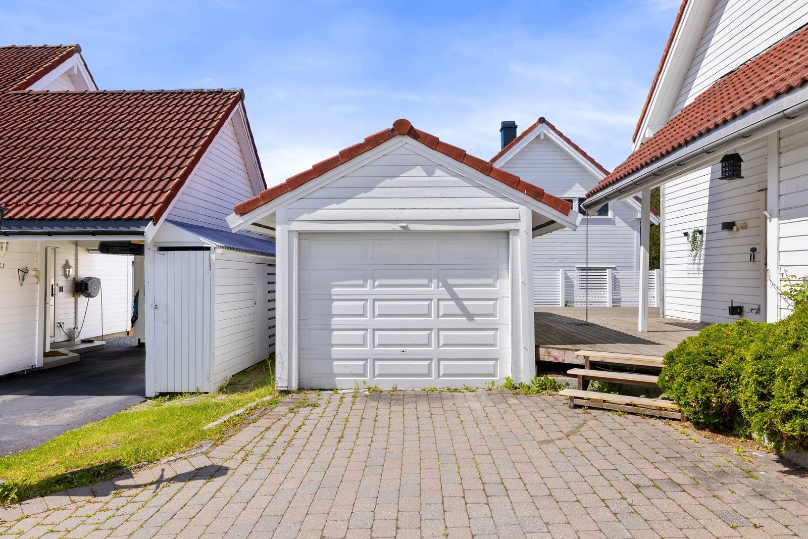 Parkering gjøres i egen garasje på ca. 22 kvm eller på hellebelagt gårdsplass. Eier opplyser at det er plass til 3 biler på gårdsplassen, noe som er en stor fordel i hverdagen som også gjør gjesteparkering uproblematisk. Galleribilde