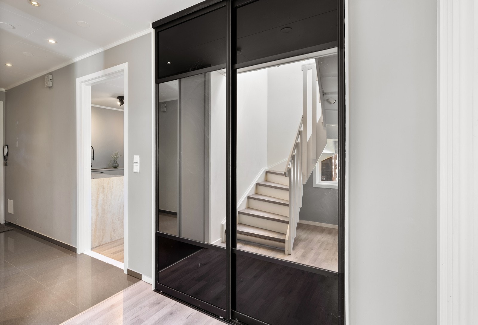 I gangen er det god lagringsplass i en praktisk skyvedørsgarderobe. Galleribilde
