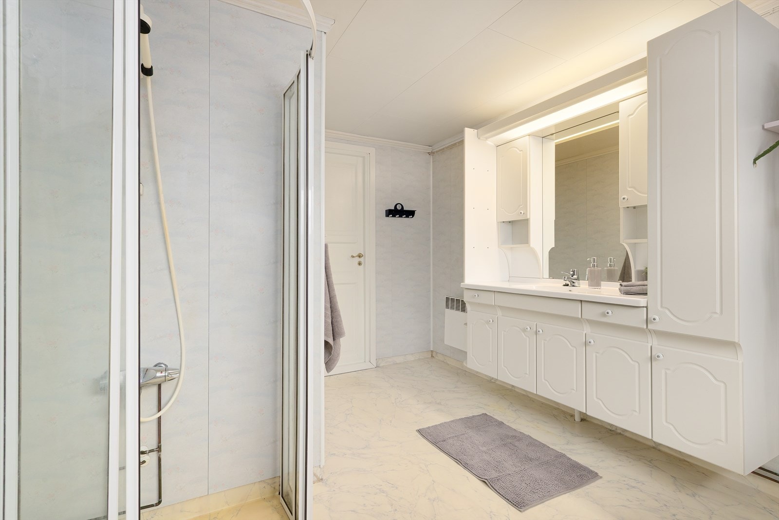 På badet er det montert en baderomsinnredning med servanttopp, det er dushjørne og det er vaskekum av stål. Galleribilde