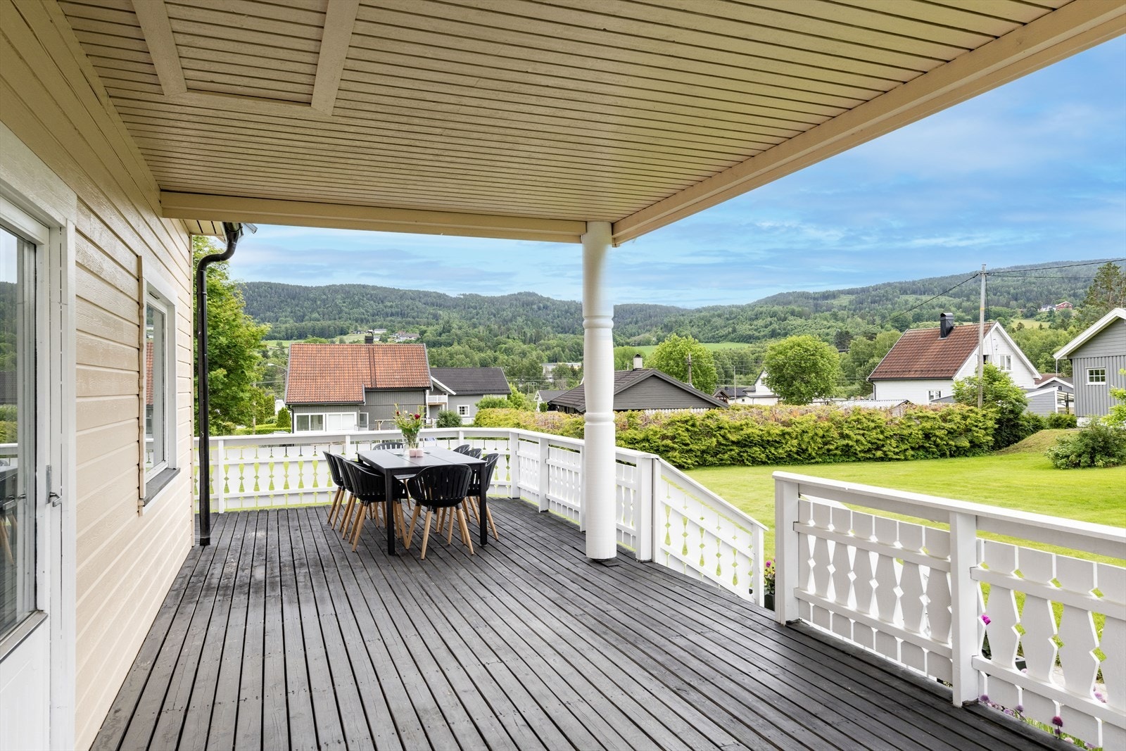 Stor syd-vestvendt terrasse Galleribilde
