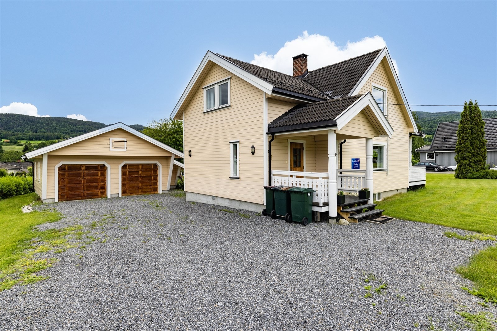 Stor eiet tomt med opparbeidet hage Galleribilde