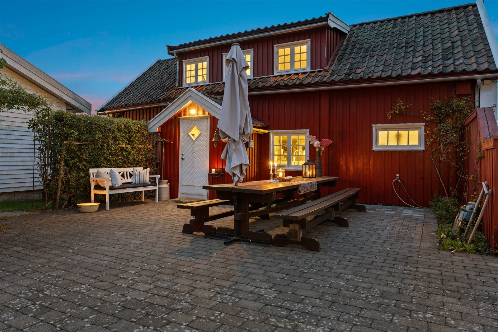 Her er det god boltreplass til lek og aktiviteter, samt gode muligheter for å tilpasse hage og utearealer slik du ønsker. Galleribilde