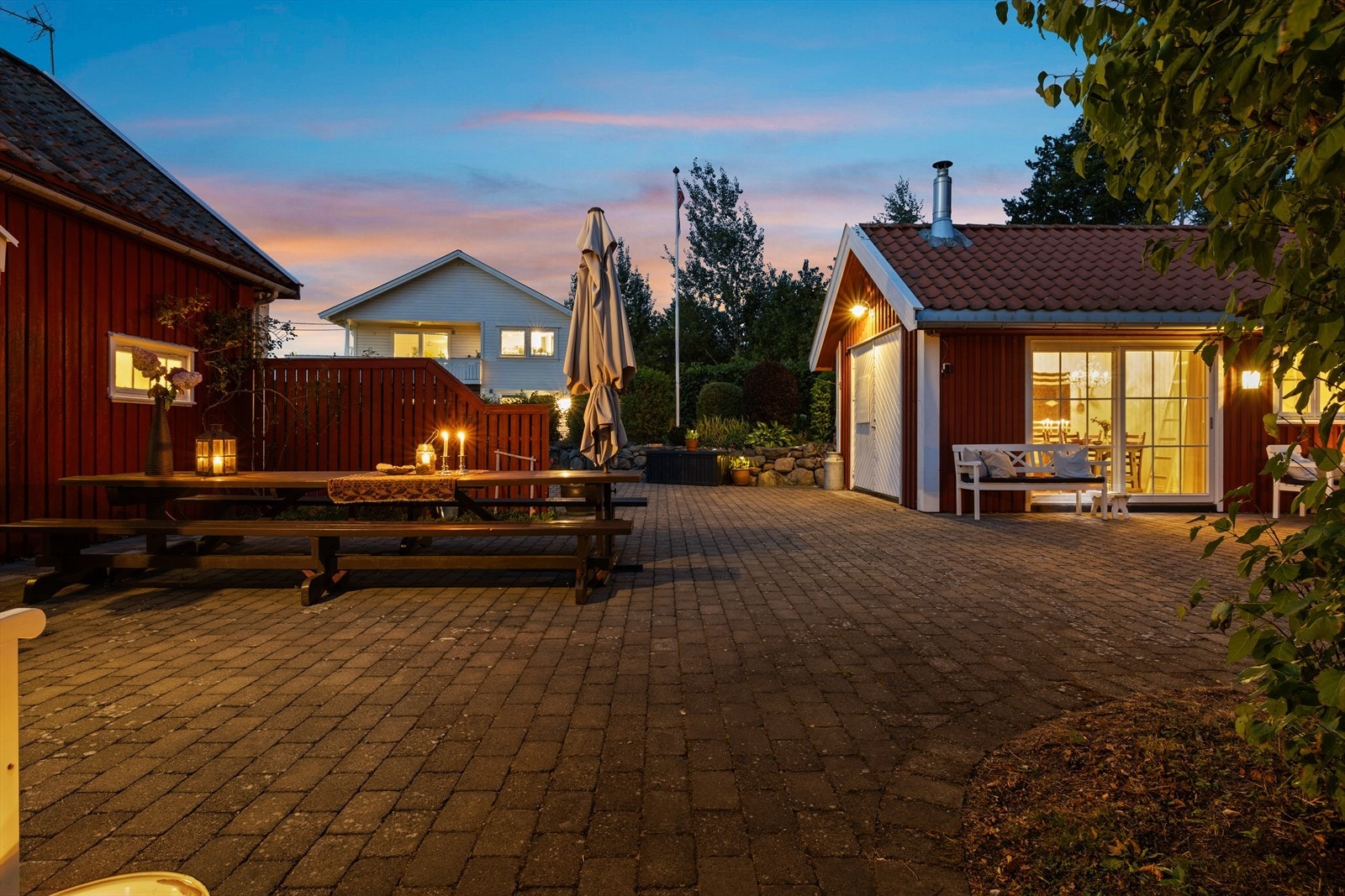 Kveldsstemning! Tomten byr på en hovedhytte, et uthus og en svært pen tomt. Galleribilde
