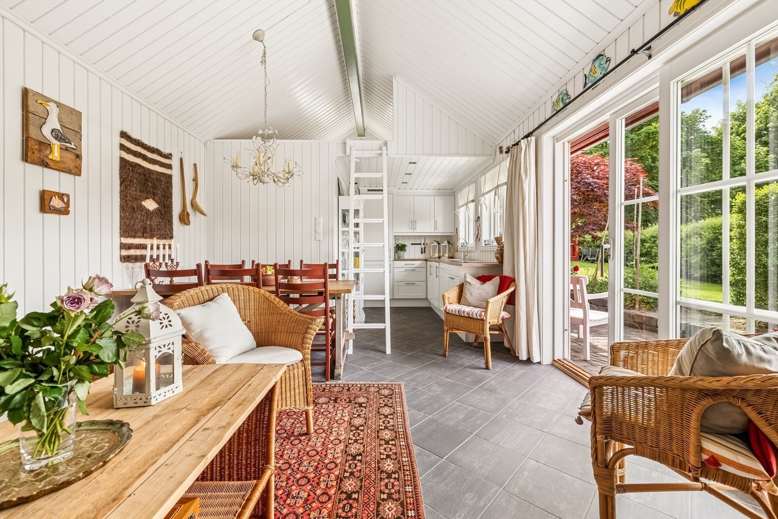 Et svært trivelig uthus med store vindusflater som sikrer godt med naturlig lys. Galleribilde
