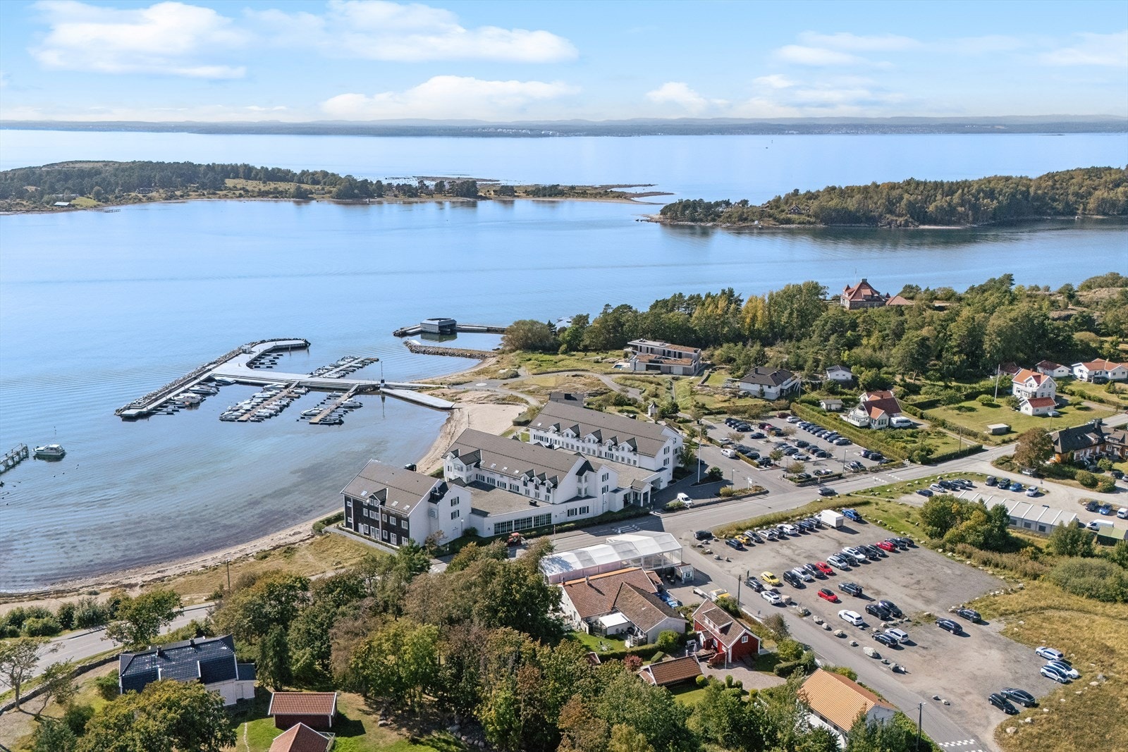 Larkollen har et flust av flotte badestrender. Hva med en finere middag på Støtvig hotel etter en fin strandag? Galleribilde
