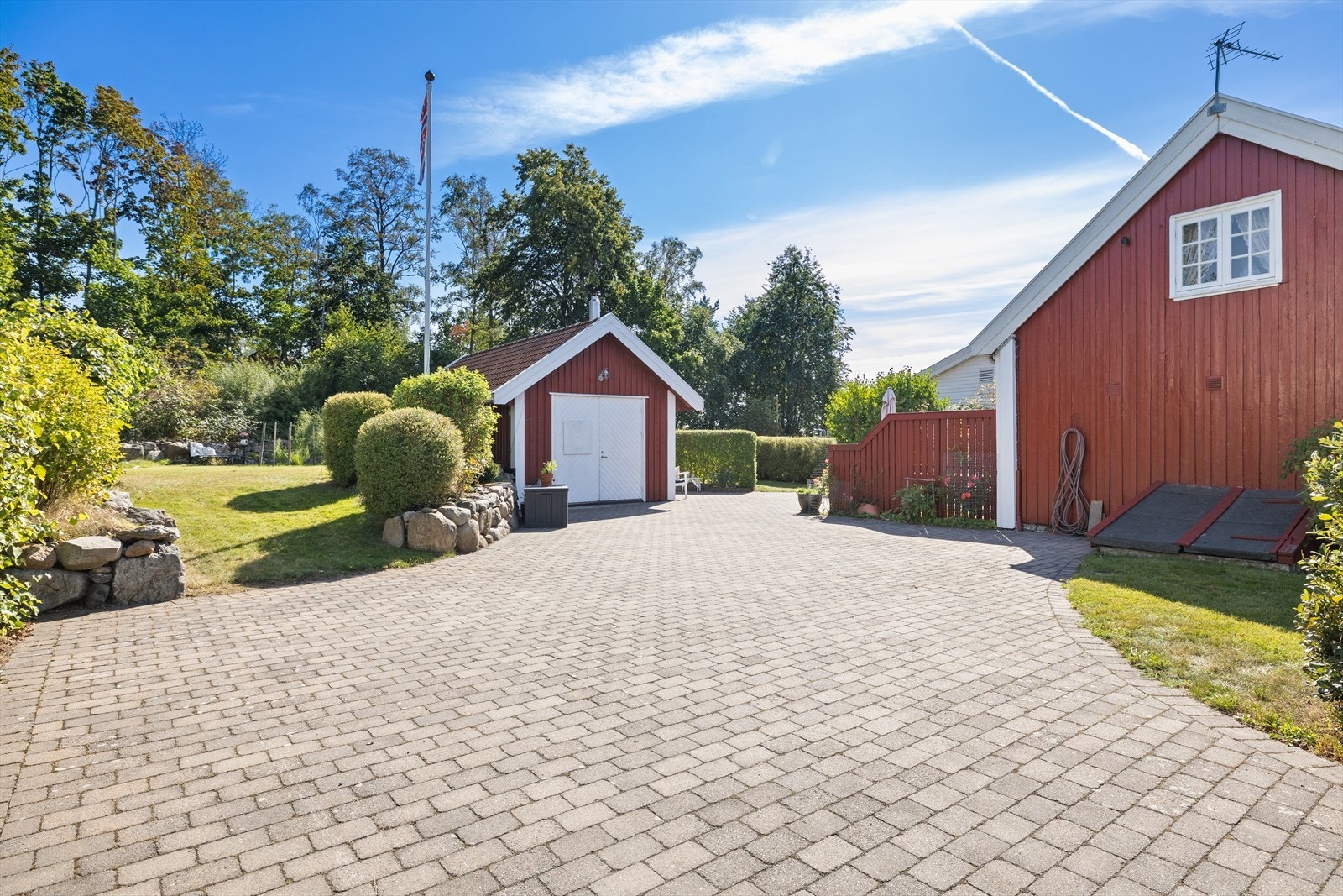 Tunet er gårdsbelagt med belegningsstein og gir gode parkeringsmuligheter samt en hyggelig ankomst til eiendommen. Galleribilde