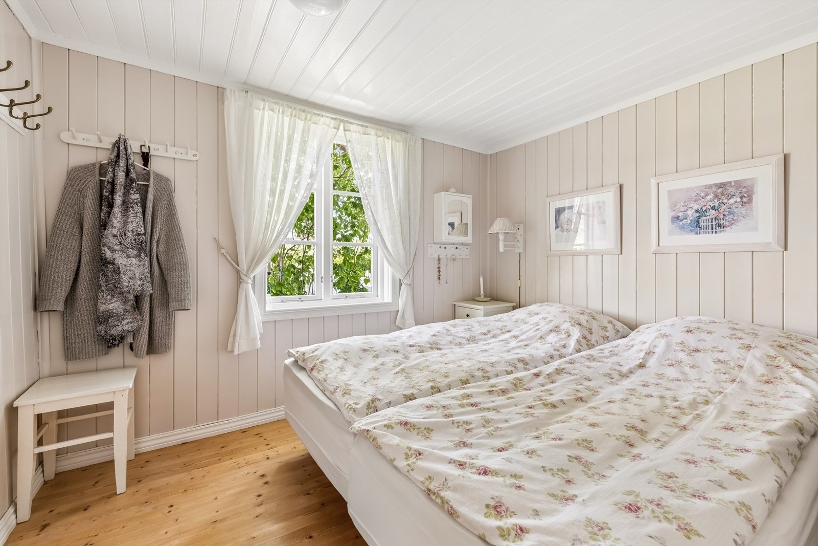 I hyttas første etasje finner vi også dette gode soverommet. Galleribilde