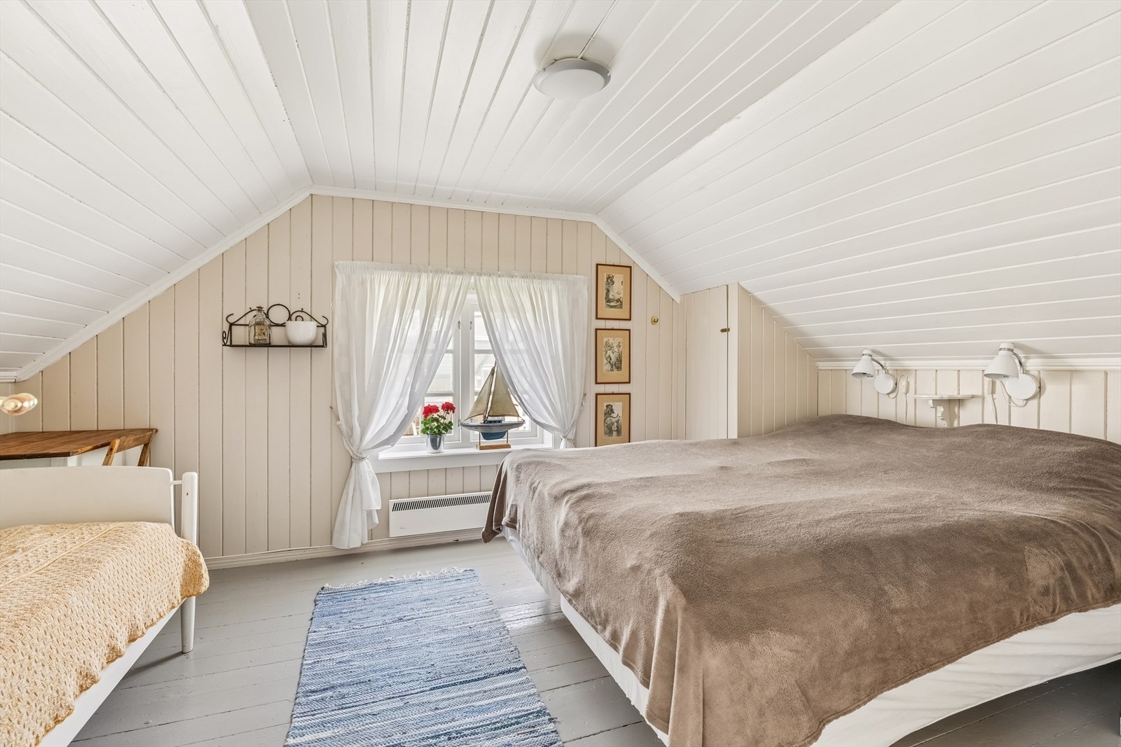 Det andre soverommet i 2. etasje er det også godt med plass. Hytta byr på mange sengeplasser. Galleribilde
