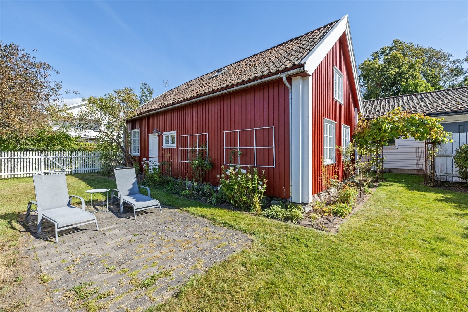 Tomten byr på flere fine uteplasser og her kan man bevege seg etter solen. Galleribilde