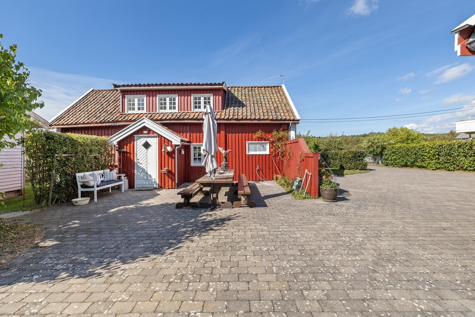 Gårdsplassen gjør det mulig å få plass til flere biler til gjester og familien. Galleribilde