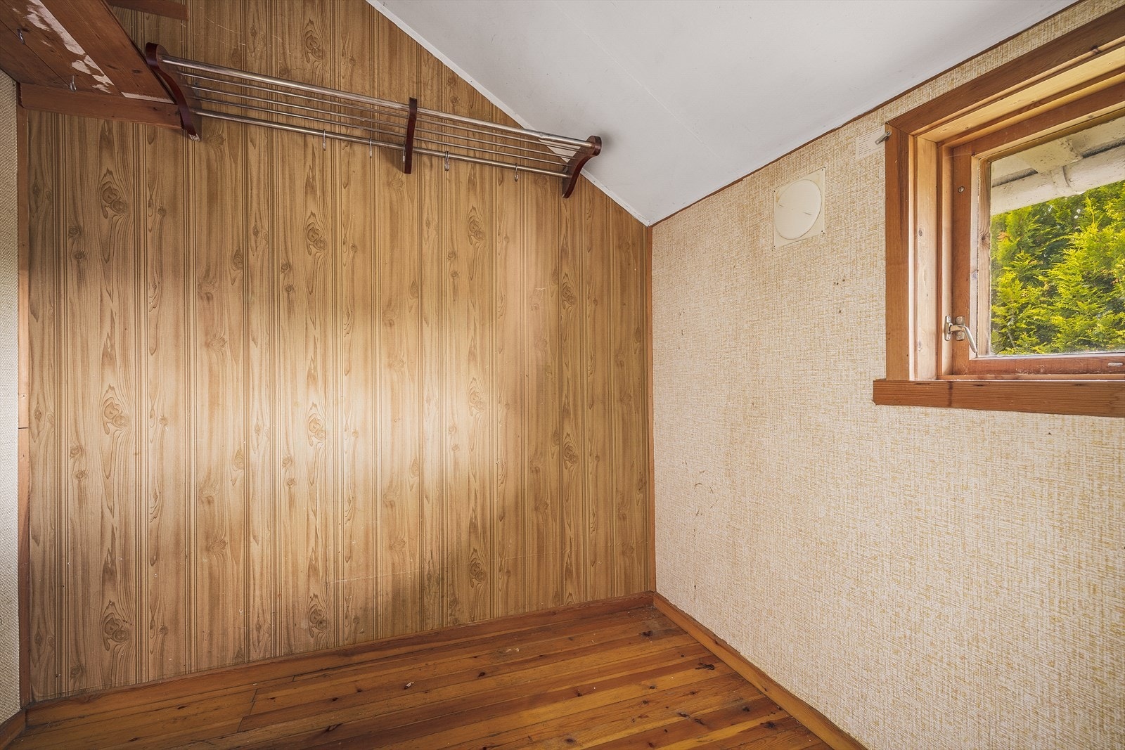 Praktisk garderobe- og oppbevaringsrom. Galleribilde