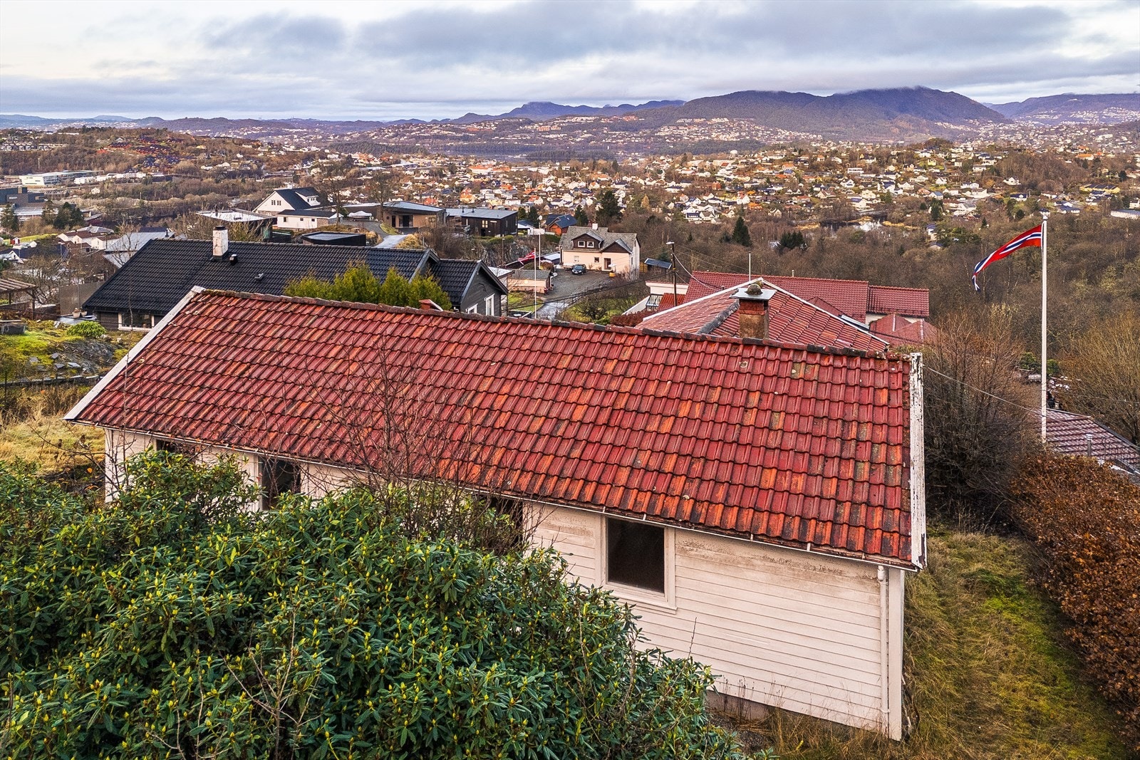 Taket på eneboligen er tekket med tegltakstein. Galleribilde