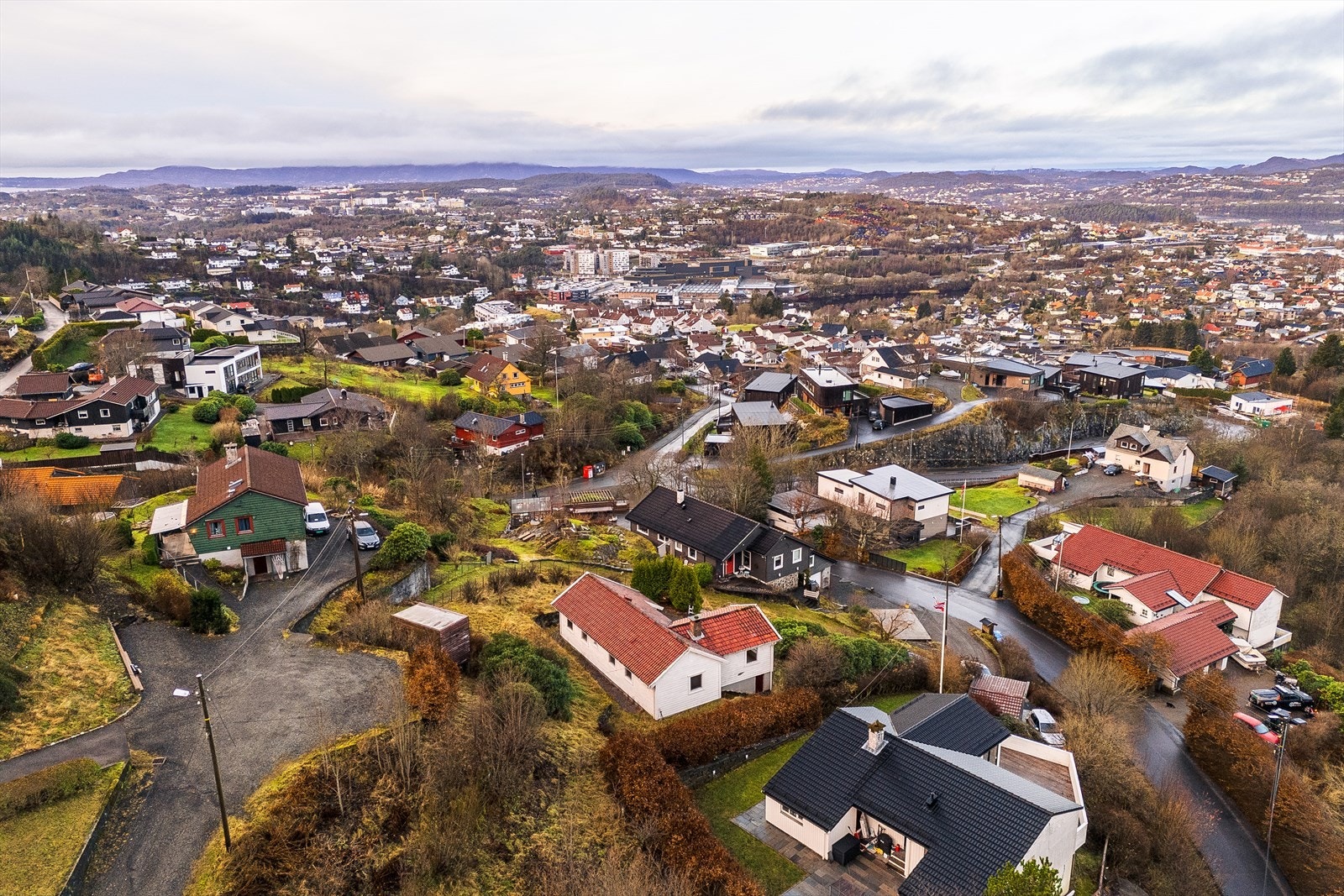 Fra eiendommen er det ca. 20 minutters kjøring til Bergen sentrum. Galleribilde