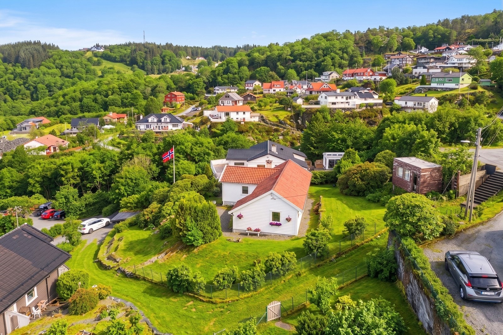 Tomten er opparbeidet med grøntarealer og naturtomt. Galleribilde
