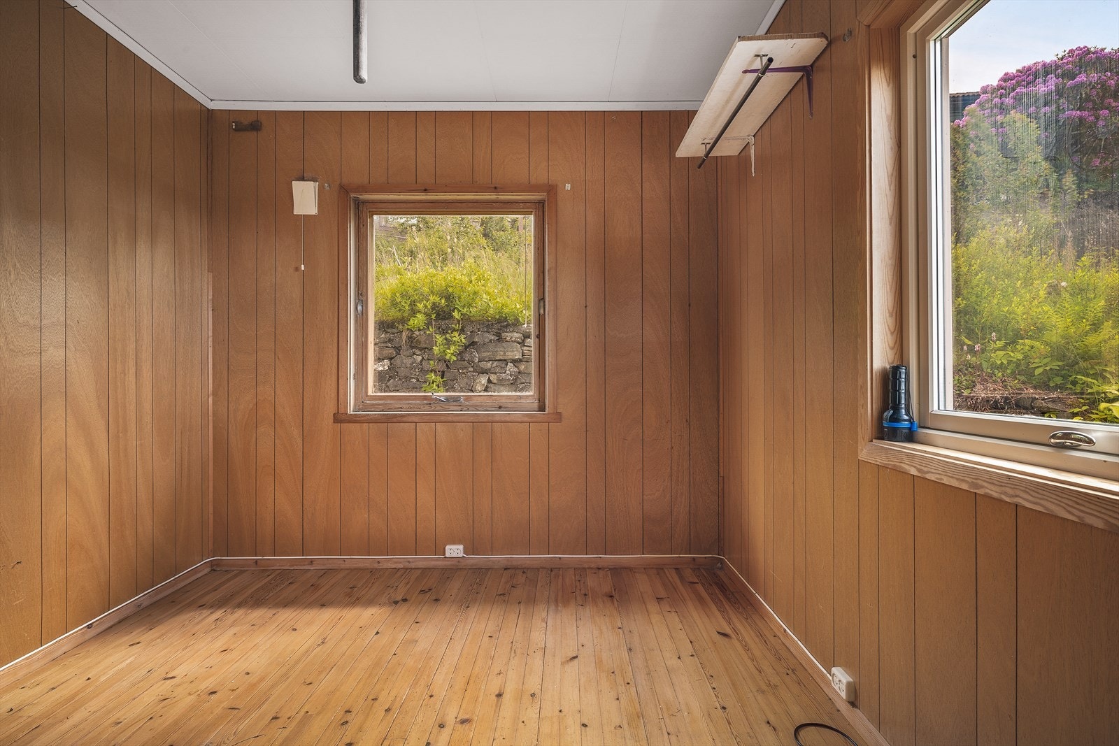 Vinduene i boligen har isolerglass og koblet glass i trekarmer. Galleribilde