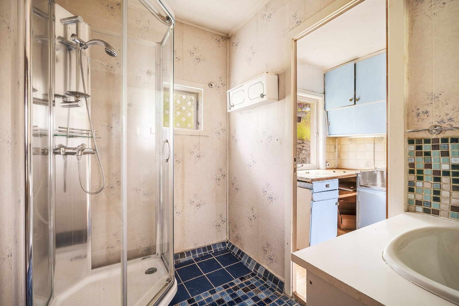 Badet har avtrekksventil i veggen for ventilasjon. Galleribilde