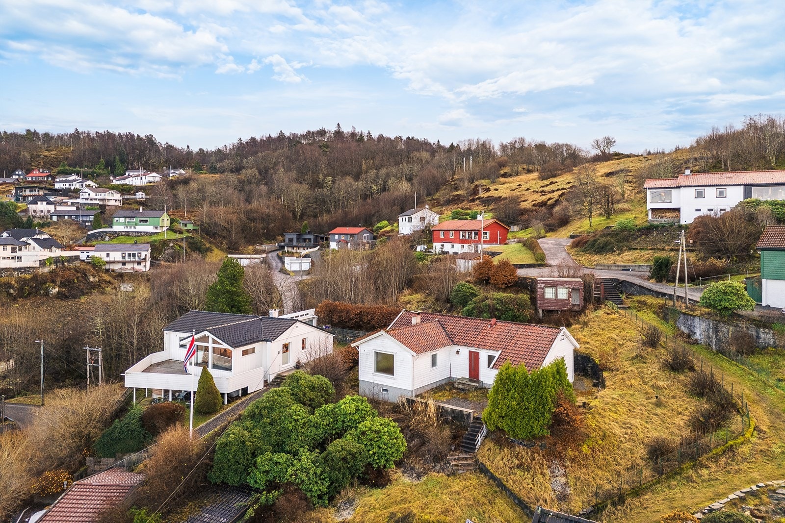 Tomten ligger høyt og skjermet til i et rolig og etablert boligområde. Galleribilde