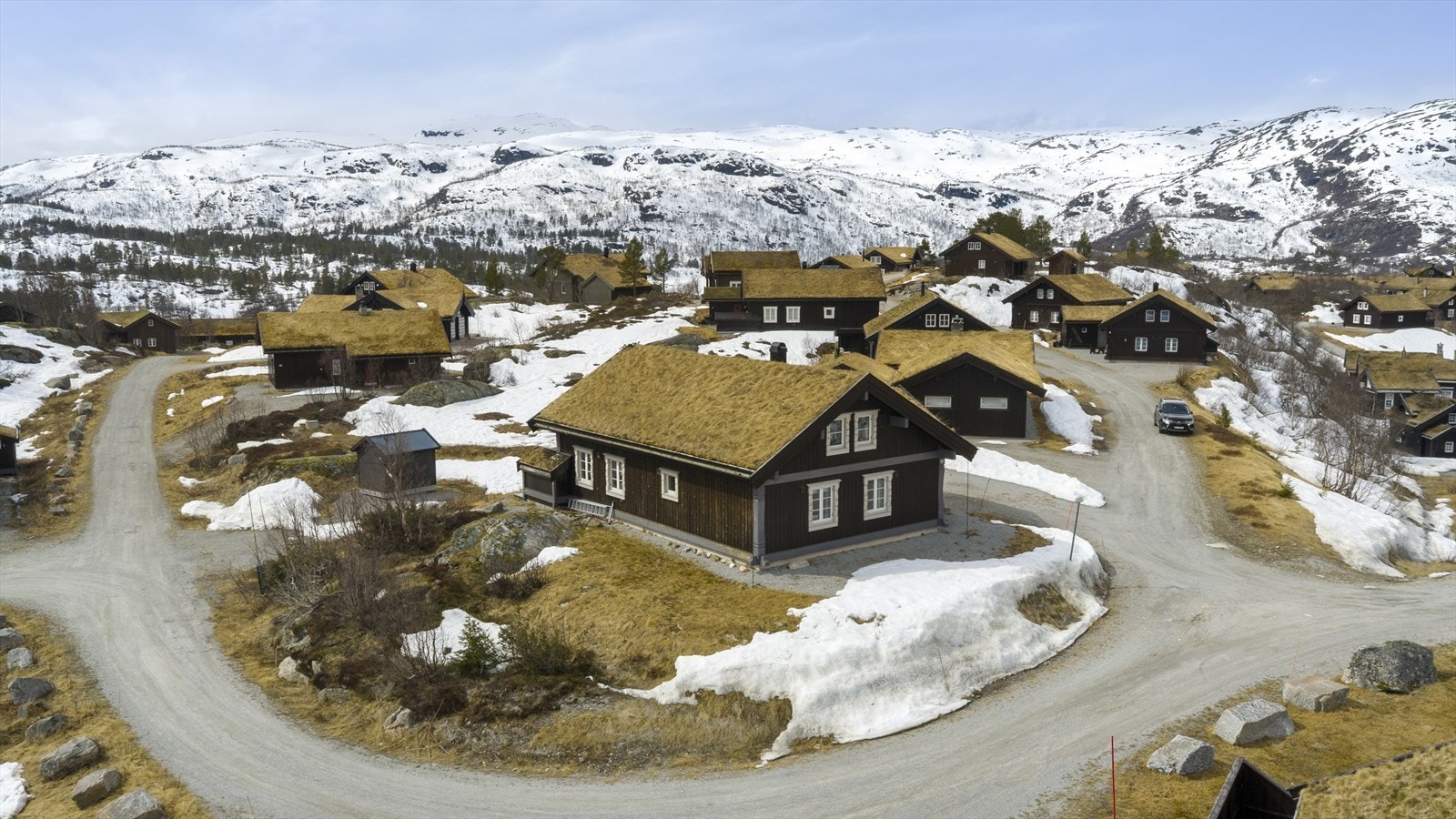 Eiendommen er knyttet til Arbuviki hytteforening. I den årlige velavgiften inngår vedlikehold og brøyting av veiene på hyttefeltet. Brøyting på egen tomt kan også bestilles gjennom hytteforeningen. Galleribilde