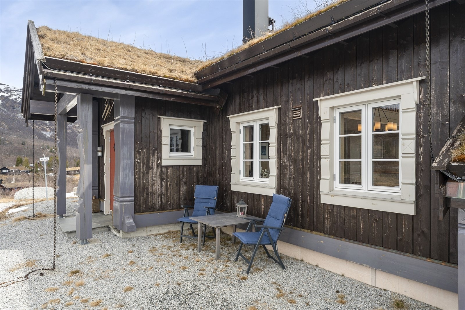 Dere finner flere hyggelige soner rundt hytten. I denne sonen kan dere nyte kveldssolen. Galleribilde