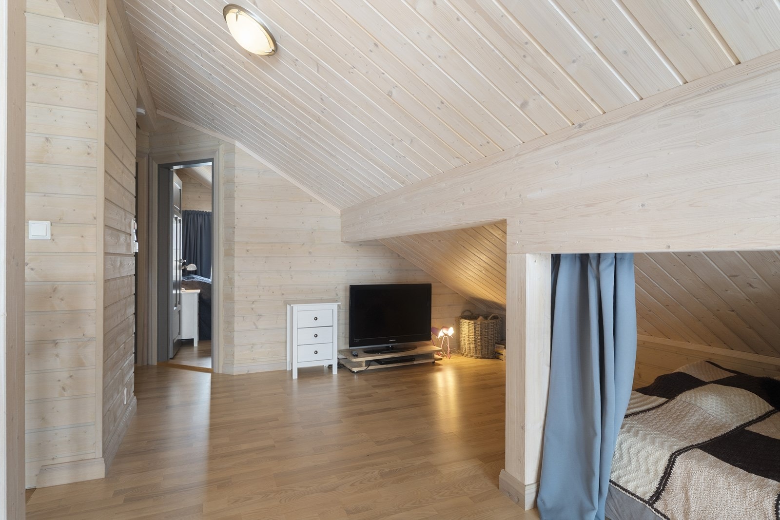 Hemsen har plass til sittegruppe eller ekstra sengeplasser. Galleribilde