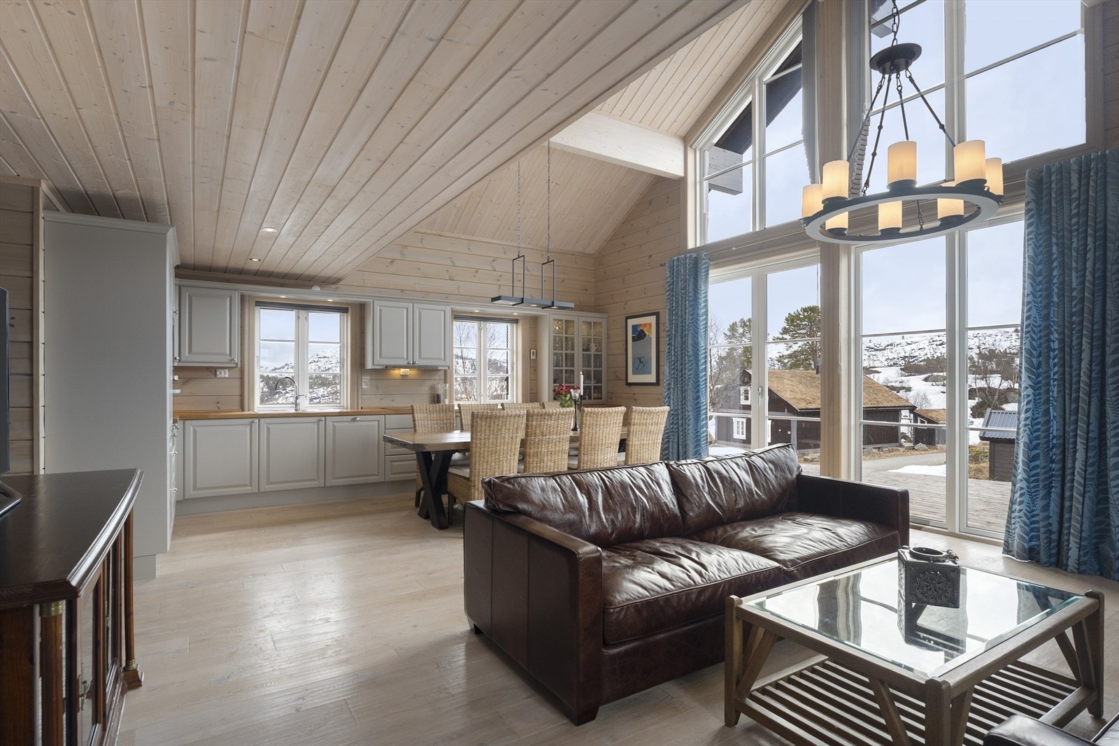 Rommet har god plass til sofagruppe og spisebord for familie og gjester. Galleribilde