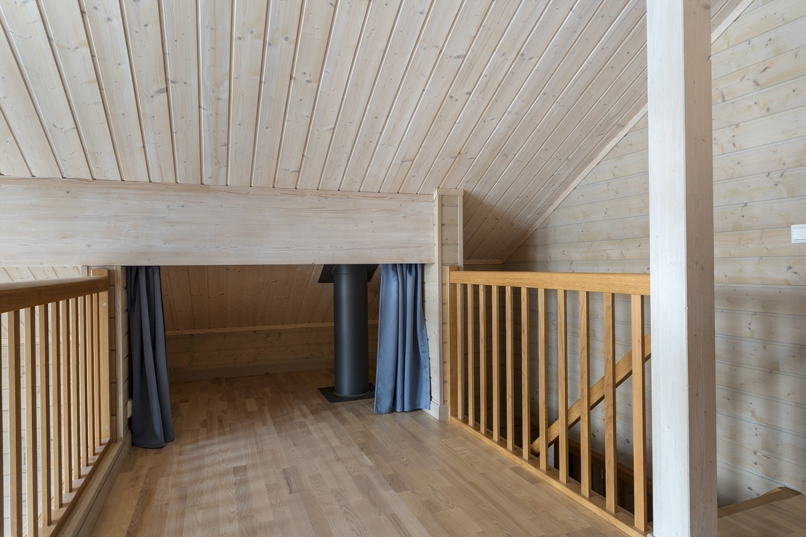 "Hemmelig" lekehule (knekott), til stor glede for barna, evt en fin oppbevaringsplass for julepynt og lignende. Galleribilde